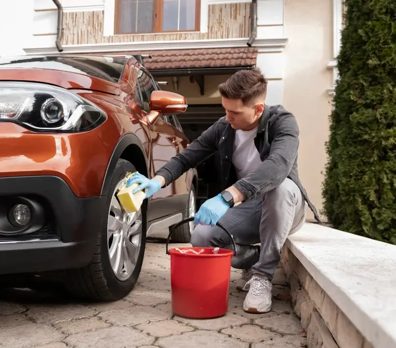 Lavage auto à domicile Lesquin : professionnel intervenant sur un véhicule